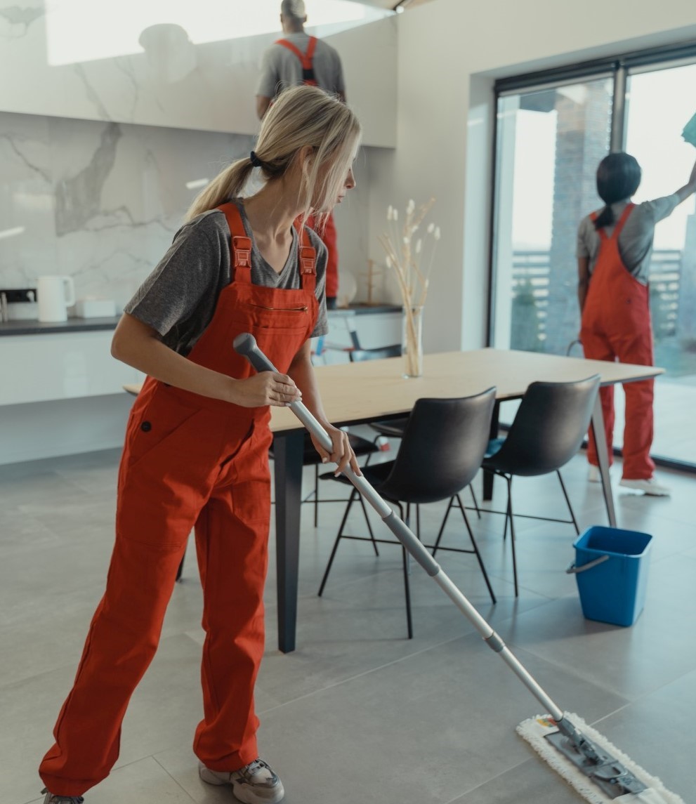 supreme-office-cleaning-services-professionals-at-work